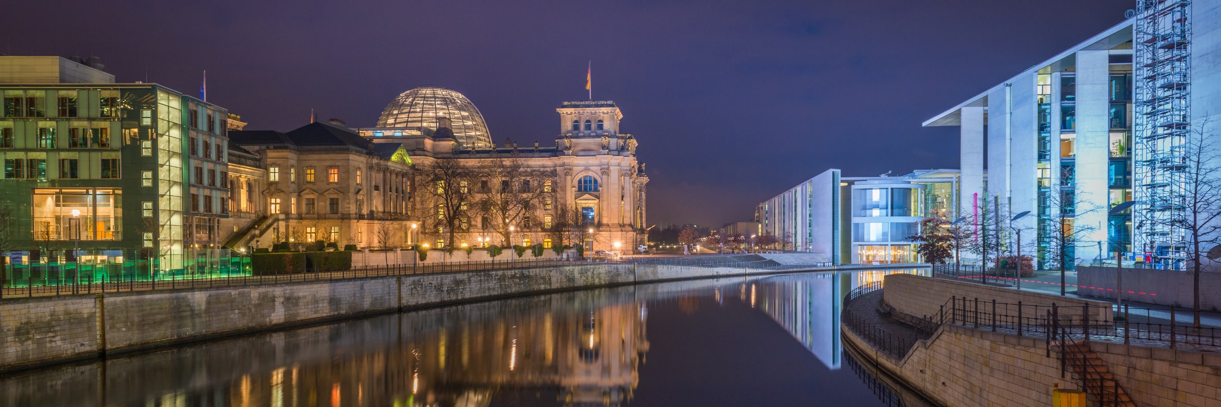 Reichstagsgebäude und Regierungsviertel an der Spree in Berlin bei Nacht
