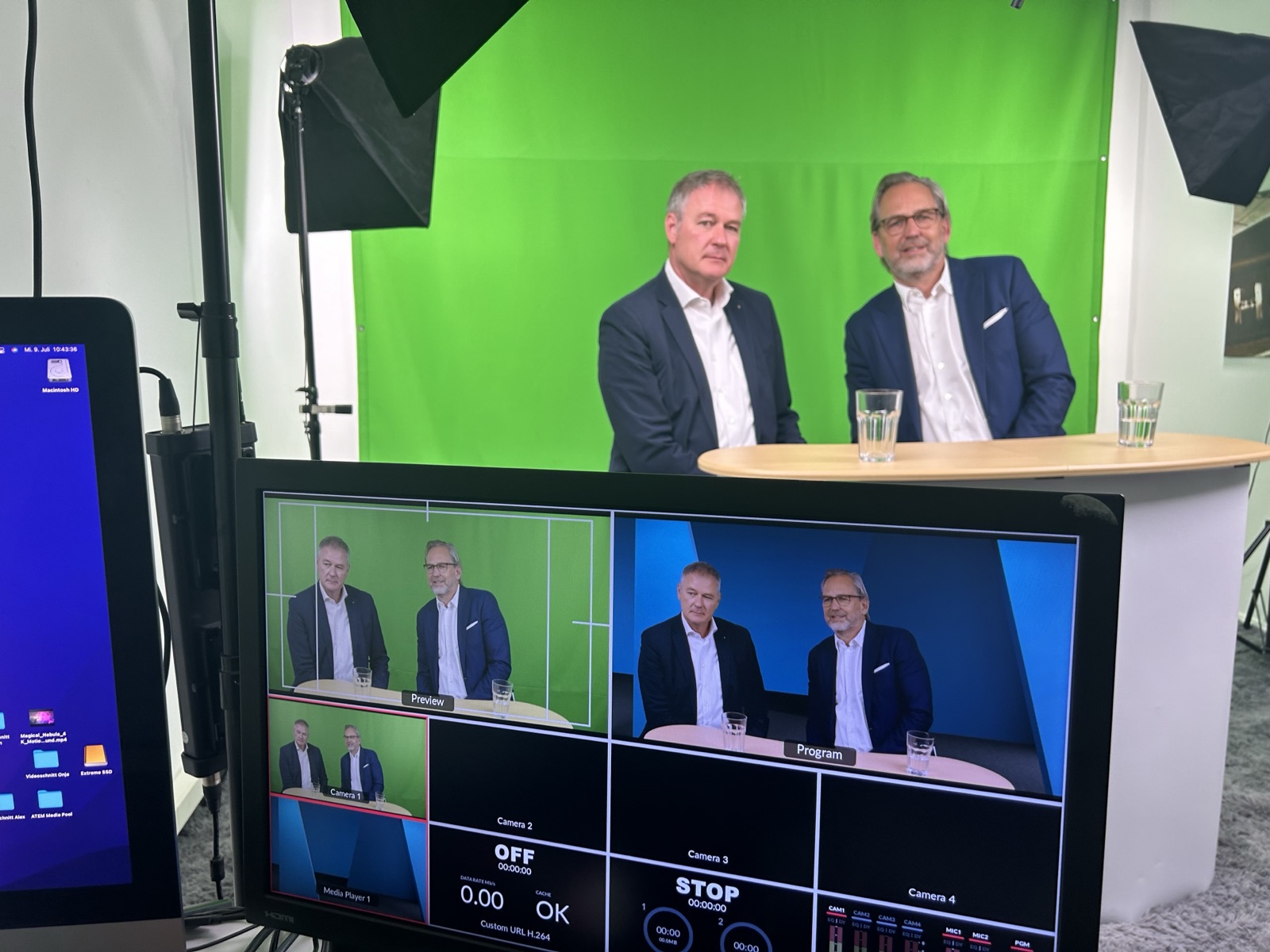 Studioproduktion des Verbandes mit Greenscreen und Regiepult